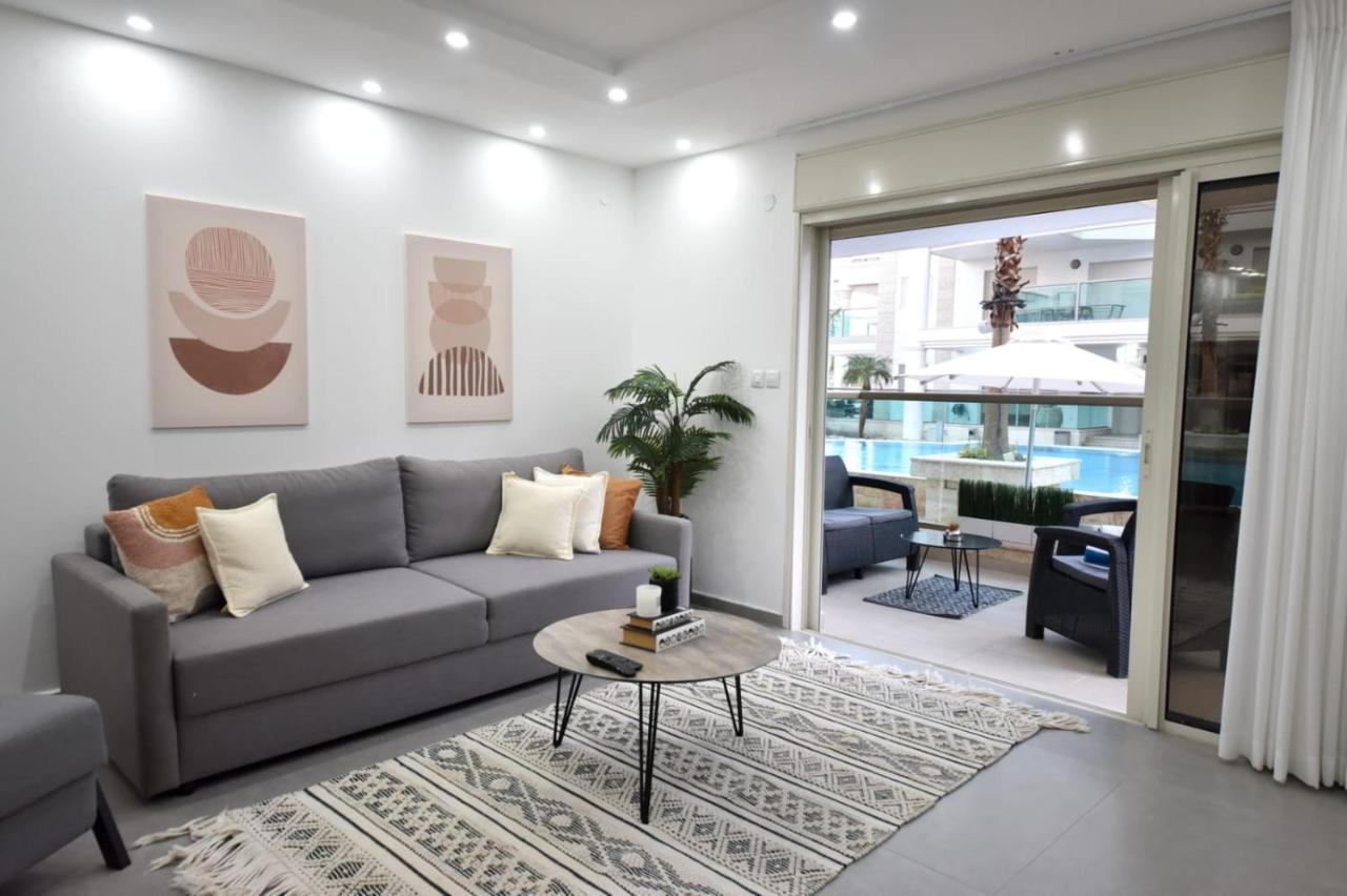 דירת גן על שפת הבריכה Apartment *